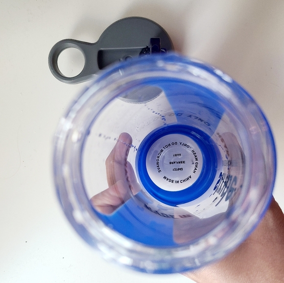 Glass woter bottle with grip sleeve ,preowne like new condition - Picture 3 of 5